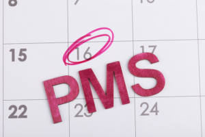 Das Prämenstruelle Syndrom (PMS) ist eine Gruppe von körperlichen und emotionalen Symptomen, die viele Frauen vor ihrer Menstruation erleben. Die Symptome des Prämenstruellen Syndroms (PMS) werden durch eine Kombination aus hormonellen, chemischen und verhaltensbedingten Faktoren verursacht. Eine der Hauptursachen von PMS ist ein hormonelles Ungleichgewicht. Die Stabilisierung des Östrogenspiegels kann helfen, Stimmungsschwankungen zu mildern, das emotionale Wohlbefinden zu verbessern und hormonelle Ungleichgewichte zu reduzieren. Indol-3-Carbinol ist ein nützliches Nahrungsergänzungsmittel für Frauen, die an PMS leiden, insbesondere wegen seiner Fähigkeit, das hormonelle Gleichgewicht zu beeinflussen und den Östrogenstoffwechsel zu verbessern.