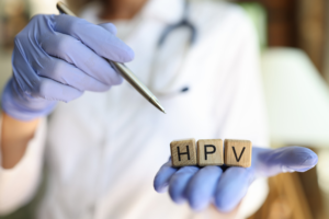 HPV (Humane Papillomaviren) ist eine häufige Virusinfektion, die Haut und Schleimhäute betrifft. Es gibt über 200 HPV-Typen. Hochrisiko-Typen: HPV16 und HPV18. HPV wird hauptsächlich durch Haut-zu-Haut-Kontakt übertragen, einschließlich Geschlechtsverkehr sowie analer und oraler sexueller Praktiken. Die meisten HPV-Infektionen sind asymptomatisch. Forschungsergebnisse zeigen, dass I3C potenziell positive Effekte bei der Behandlung von HPV-Infektionen und verwandten Erkrankungen haben kann. Im Körper wird I3C in Diindolylmethan (DIM) umgewandelt, eine aktive Form mit krebshemmenden und immunmodulatorischen Eigenschaften.