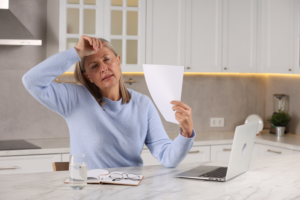 Die Menopause ist ein natürlicher Prozess im Leben jeder Frau, der das Ende ihrer reproduktiven Phase bedeutet. Sie wird diagnostiziert, wenn eine Frau 12 Monate hintereinander keine Menstruation mehr hatte. Sie tritt in der Regel zwischen dem 45. und 55. Lebensjahr auf, kann jedoch früher oder später eintreten. Die Menopause muss keine schwierige Zeit sein. Dank der Einnahme von I3C können die Symptome wie Hitzewallungen und Schlaflosigkeit effektiv gelindert werden, und diese Phase kann leichter durchlebt werden, ohne dass sie stark spürbar ist. Eine Kombination aus gesunder Ernährung, regelmäßiger körperlicher Aktivität und geeigneten Nahrungsergänzungsmitteln kann erheblich zu einem angenehmen Übergang durch die Menopause beitragen.